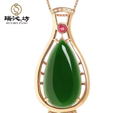 精致典雅 菠菜绿和田玉大碧玉吊坠，18K金镶钻，展现东方女性魅力